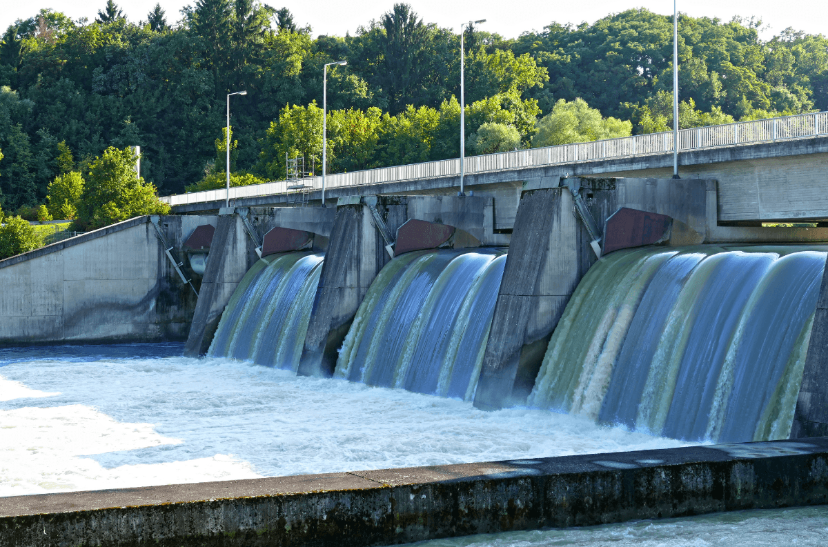 Diga su fiume in ambiente naturale — metafora del meccanismo CORS che filtra le richieste cross-origin nel browser