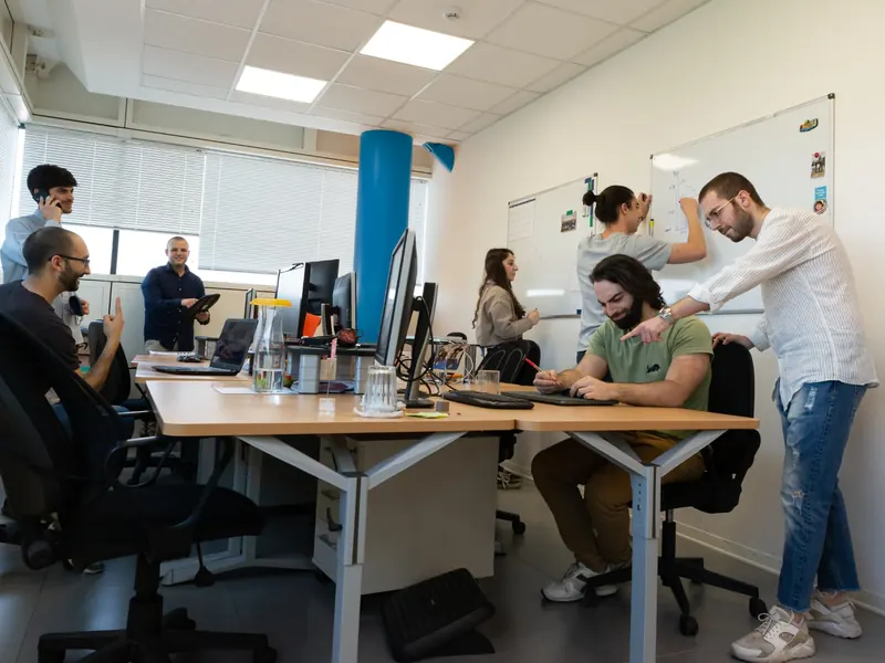 Il team Quinck al lavoro nel primo ufficio di Imola nel 2021