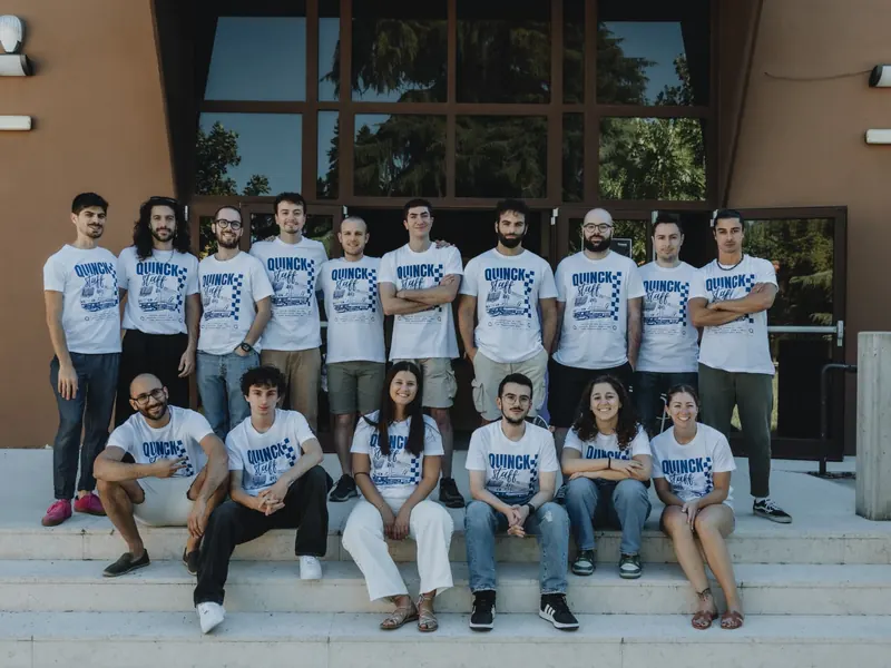 Il team Quinck al completo con le t-shirt Quinck Staff per i cinque anni, 2026