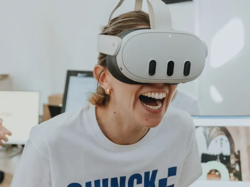 Persona di Quinck che prova un visore per la realtà virtuale in ufficio